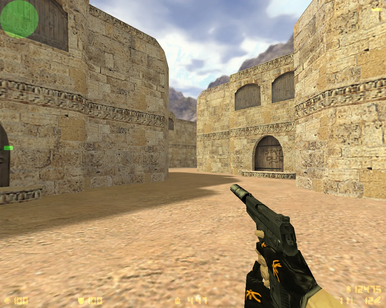 Скриншот  CS 1.6 Fnatic: скины, HLTV-модели оружия с перчатками, красно-синие игроки и оптимизированный конфиг