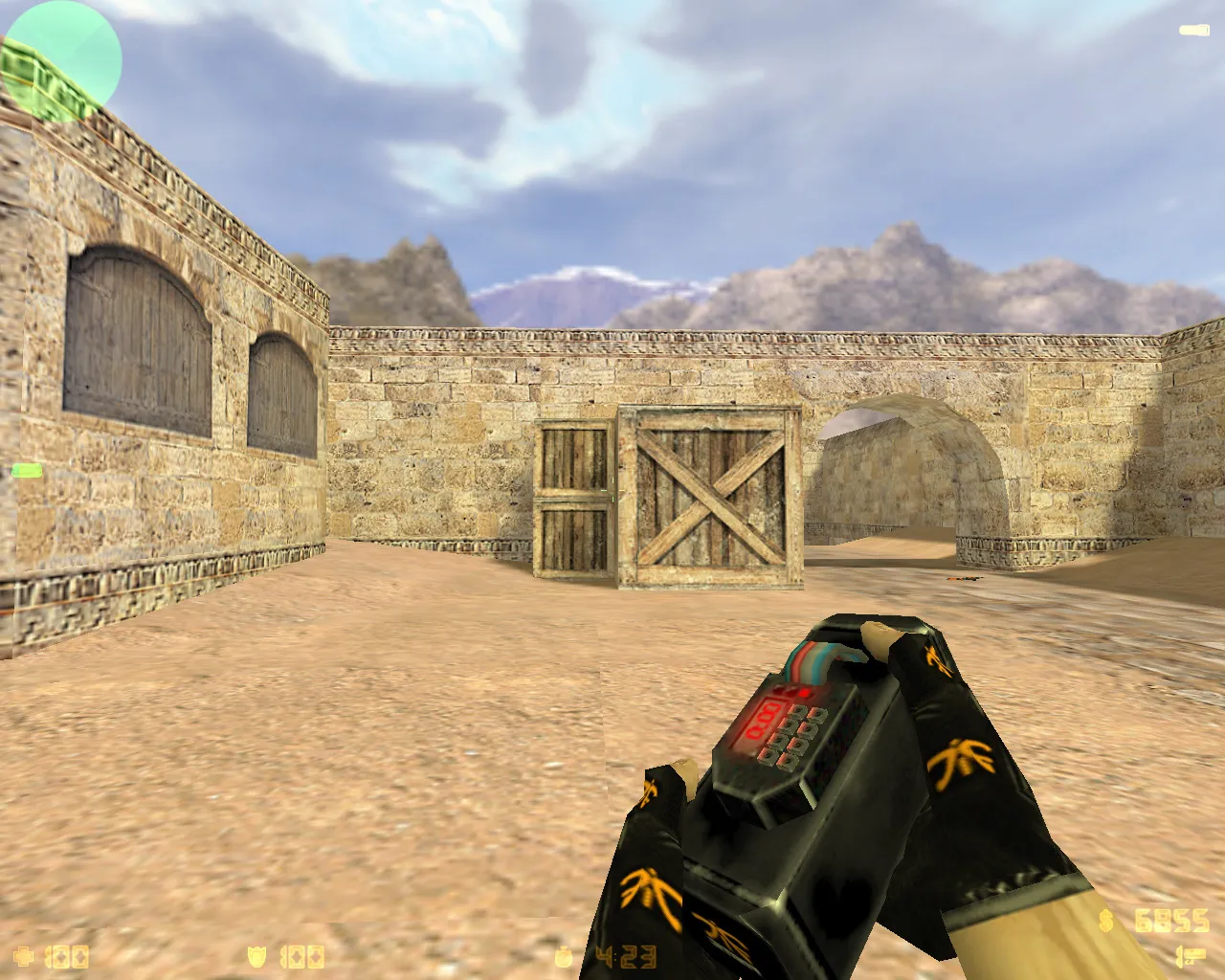 Скриншот  CS 1.6 Fnatic: скины, HLTV-модели оружия с перчатками, красно-синие игроки и оптимизированный конфиг