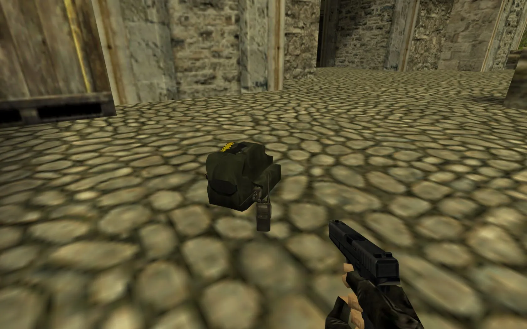 Скриншот  Модель v_ BackPack Partial reskin and hack для CS 1.6: p_ и w_ файлы, звуки, анимации осмотра